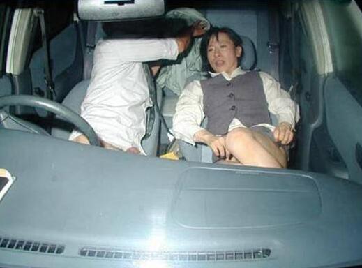 這TM才是一個(gè)真男人！ ????一個(gè)網(wǎng)友口述女朋友被（出租車司機(jī)）暴力侵犯過的小秘密：我女朋友被暴力侵犯過，但是，我沒告訴她她也不知道！裝蒜，有這么饑渴嗎你，我睡著了你還那樣？我現(xiàn)在下面還挺疼呢&hellip;你不知道不   