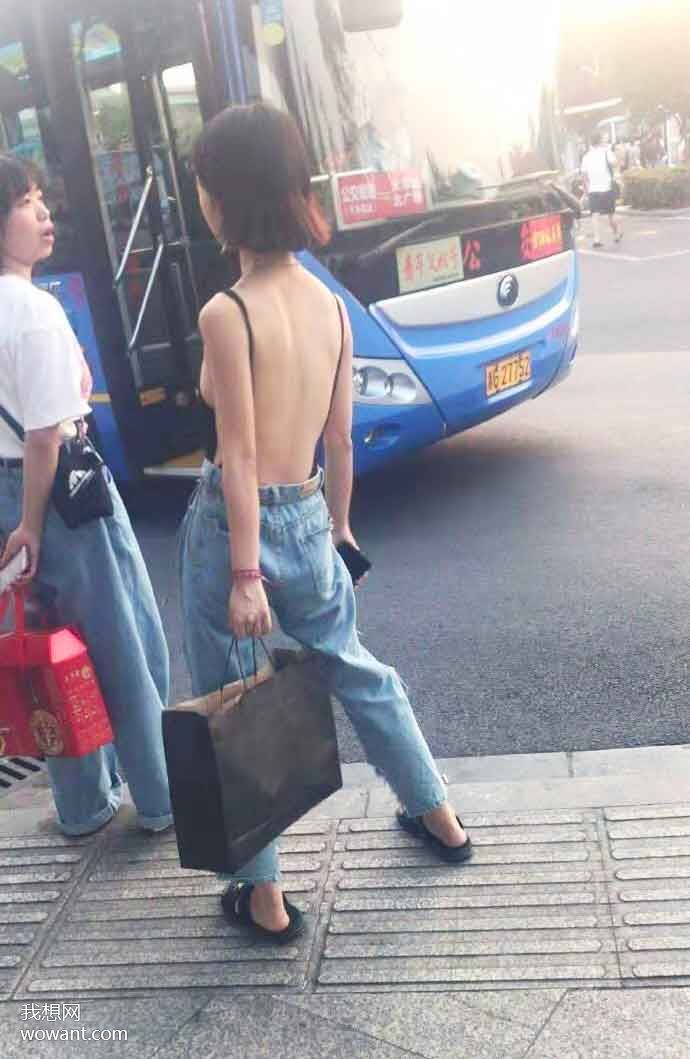 網友偷看等公交車的10后裸背女孩，不穿內衣，乍看像周冬雨