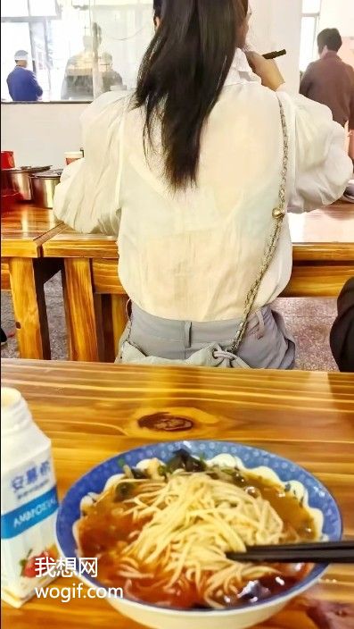 面館吃飯,小姐姐內衣扣子開了,怎么跟她說?